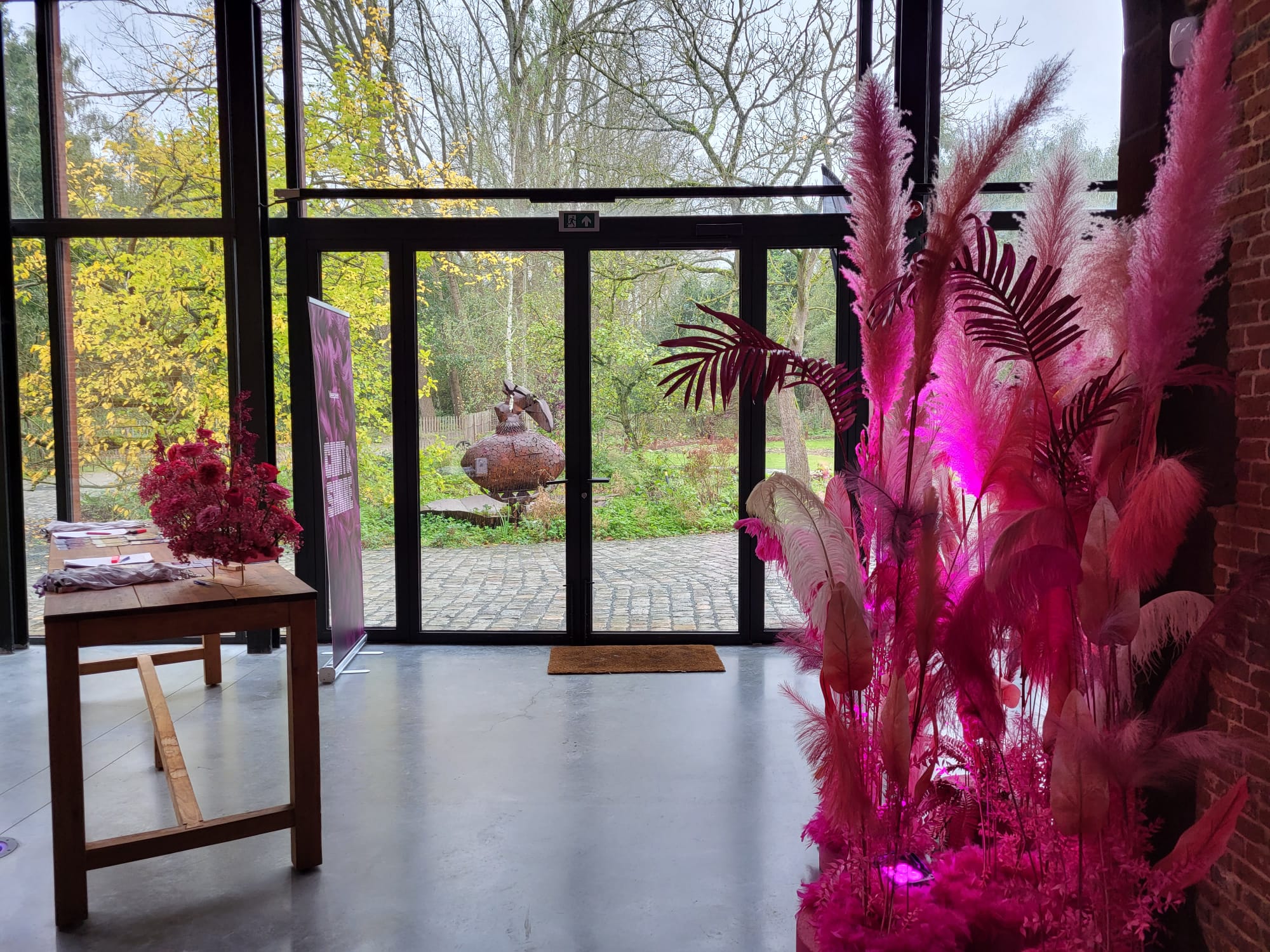 A touch of pink at Hoeve De Vleug business event, meeting with diner, Veepee